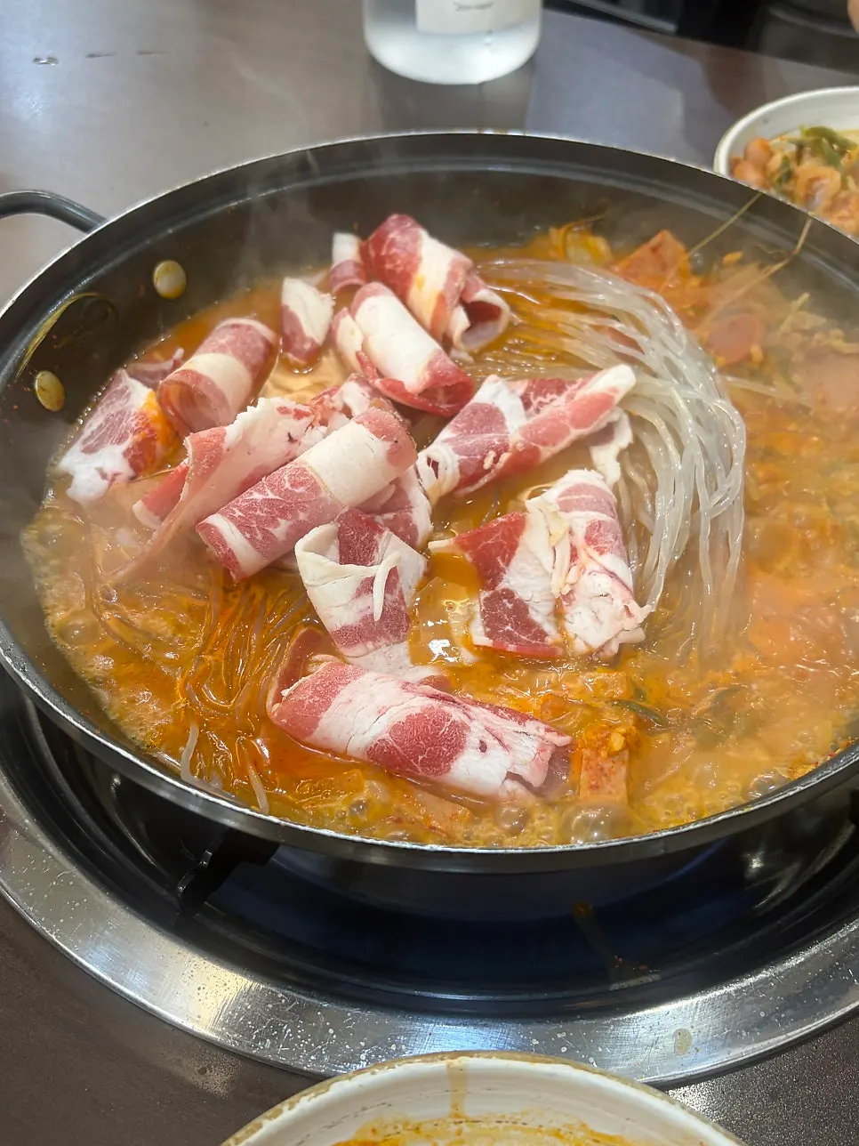밥과 함께 먹는 부대찌개 한 숟갈