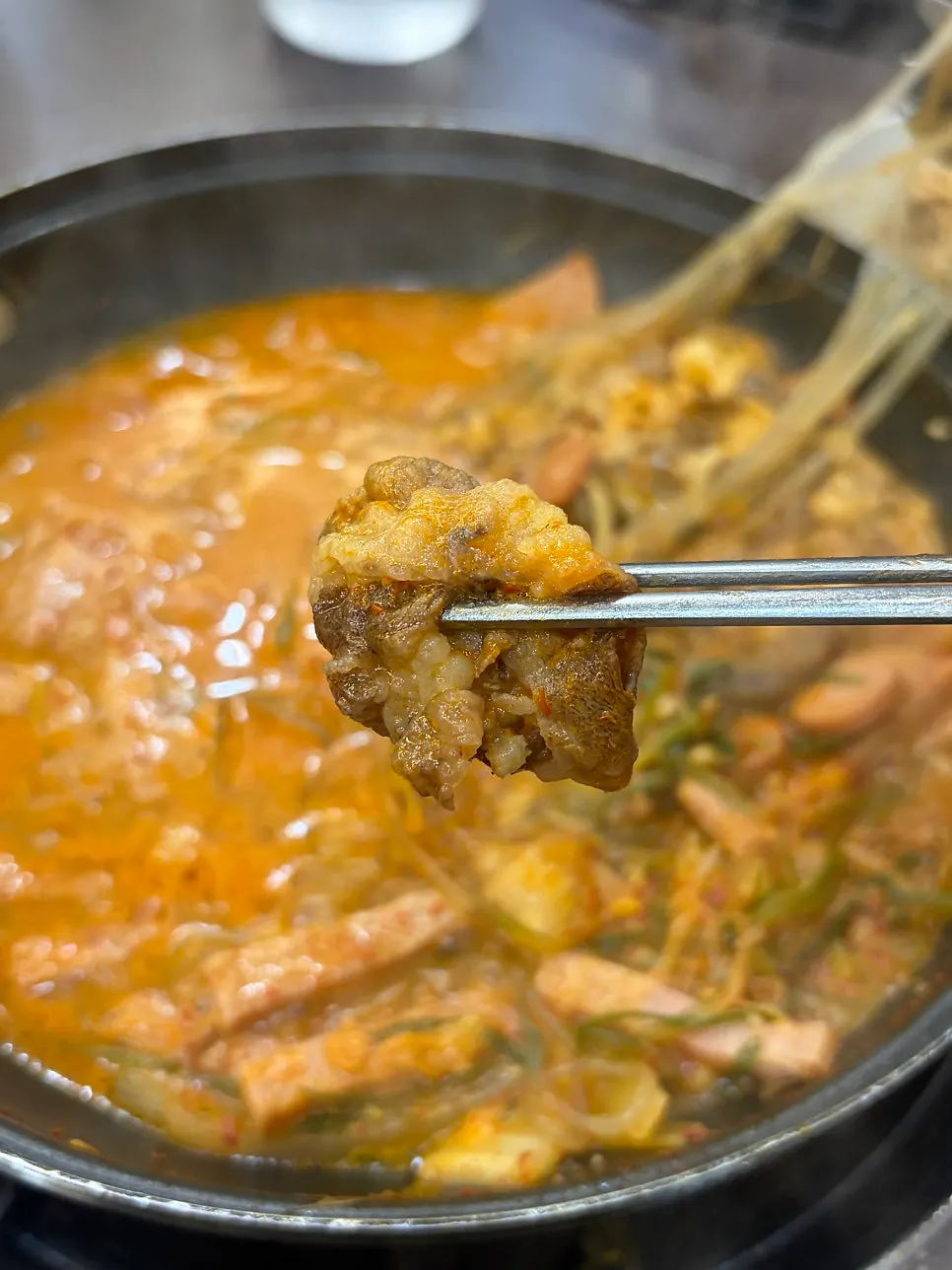 우삼겹과 당면사리를 추가한 송탄부대찌개