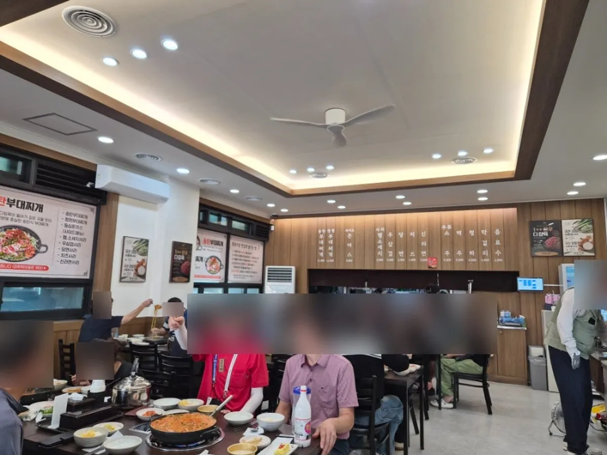 청원식당 입구의 포장 할인과 계란말이 서비스 안내