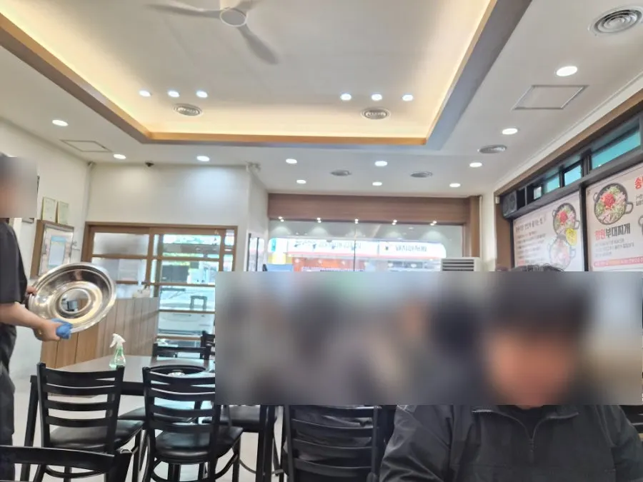 청원식당 출입구 앞 모습