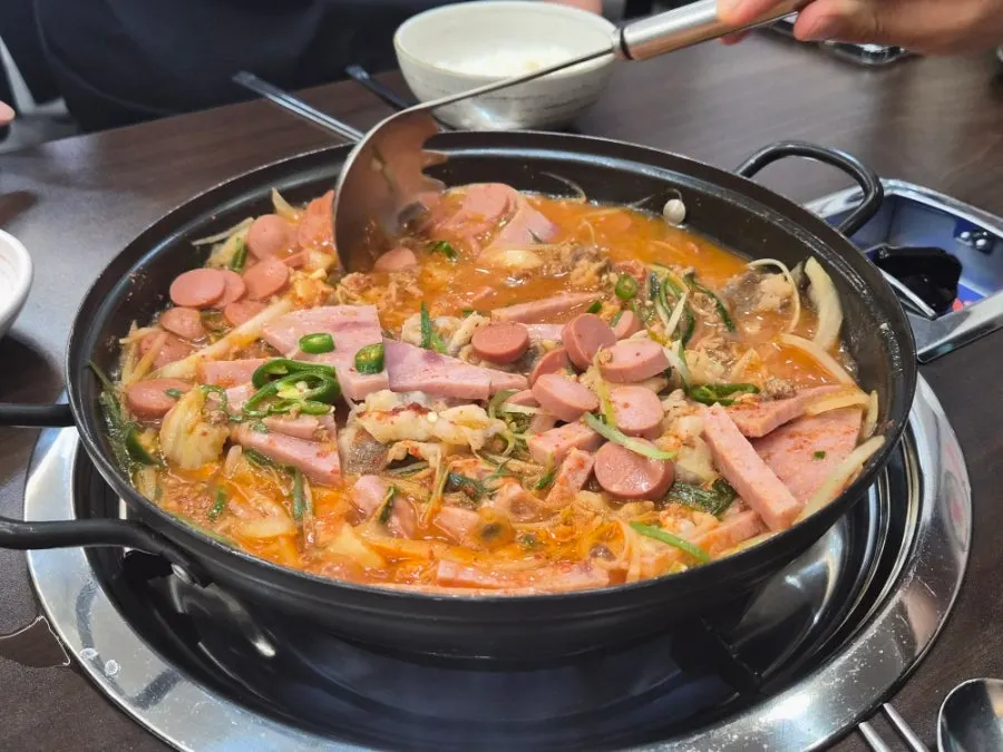 뚜껑 덮고 끓고 있는 청원 부대찌개 냄비