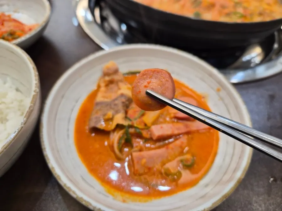 햄과 우삼겹이 푸짐한 청원 부대찌개
