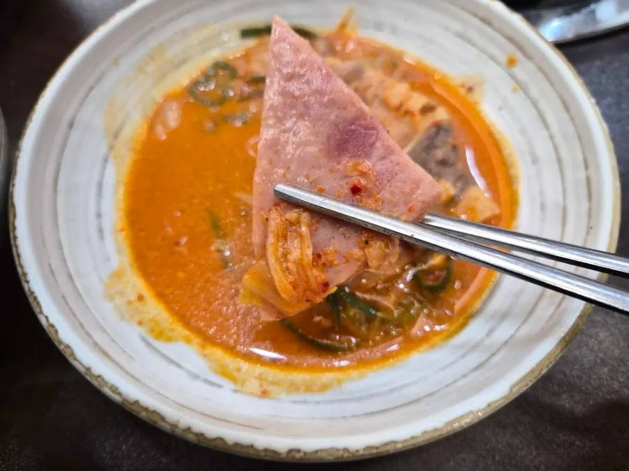 보글보글 끓는 부대찌개 클로즈업