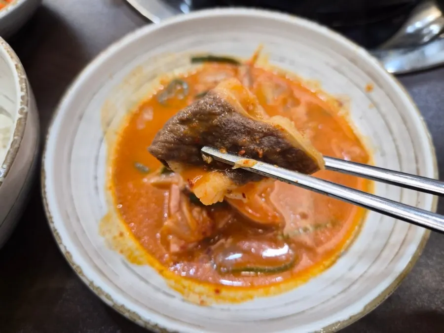 그릇에 덜어낸 부대찌개 건더기