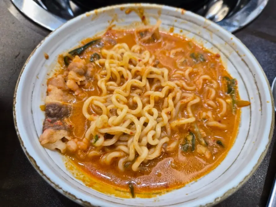 부대찌개에 넣어 익힌 라면사리