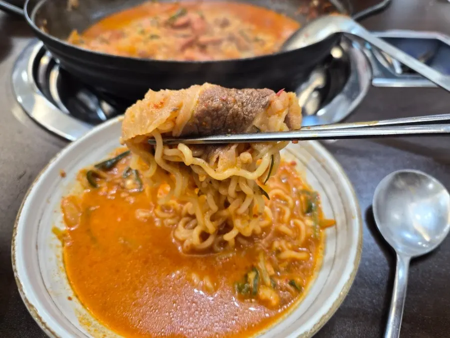 국물이 밴 라면사리 한 그릇