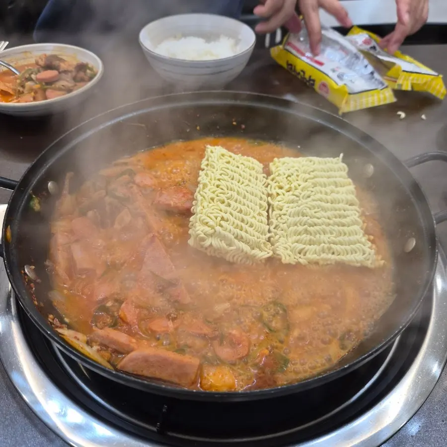 Unlimited ramyeon noodle refills served on the side