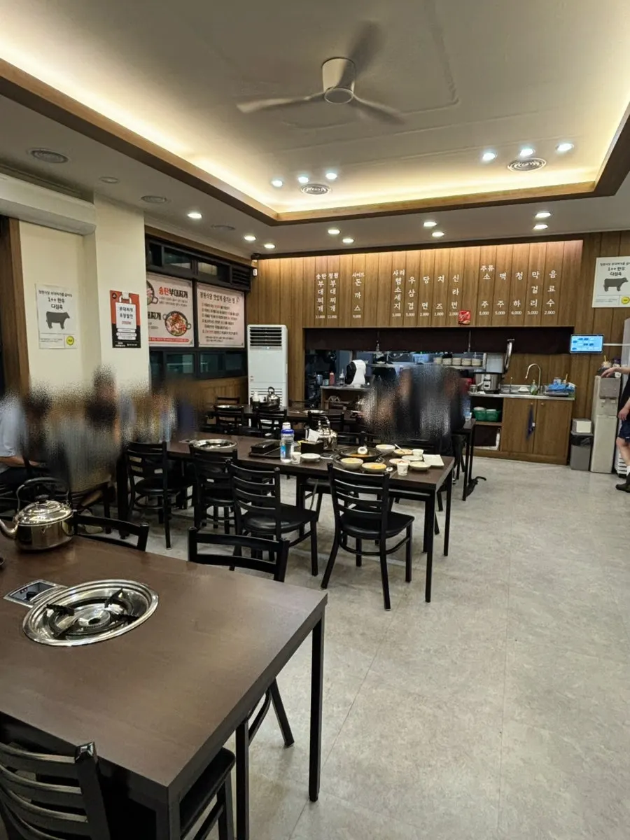 테이블 간격이 적당한 깔끔한 매장 내부