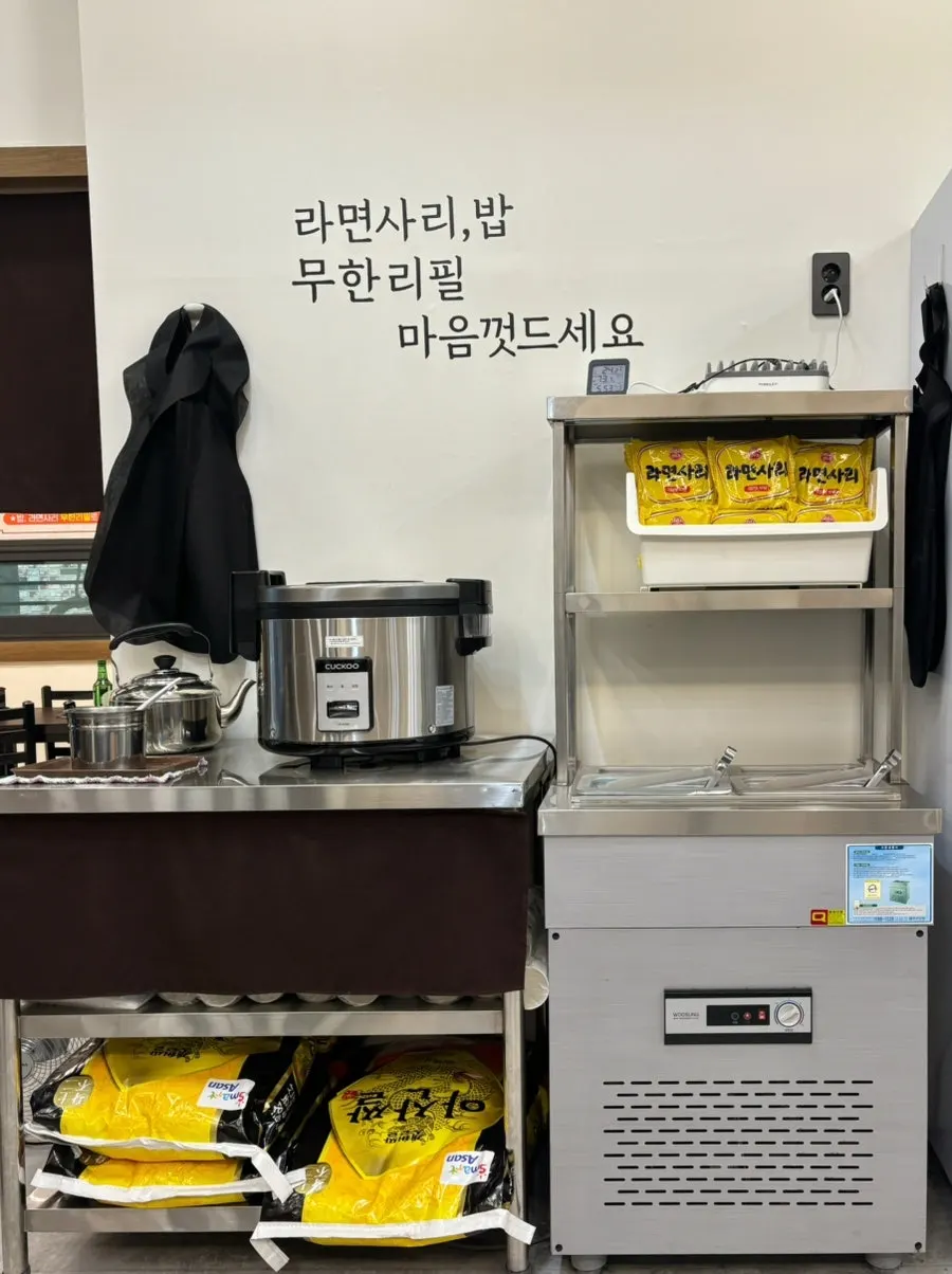 반찬을 가져다 먹는 셀프코너