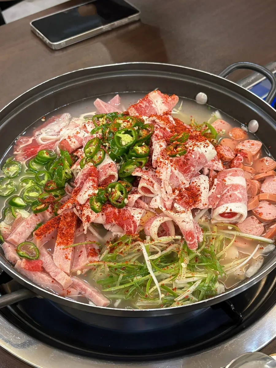 끓이기 전 청원부대찌개 2인분 냄비