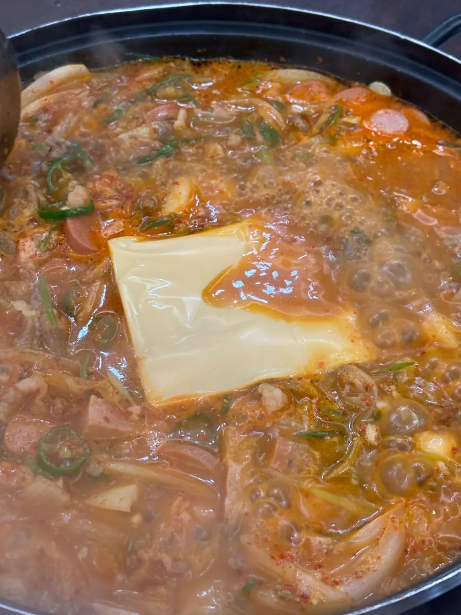 치즈사리가 올라간 끓는 청원부대찌개