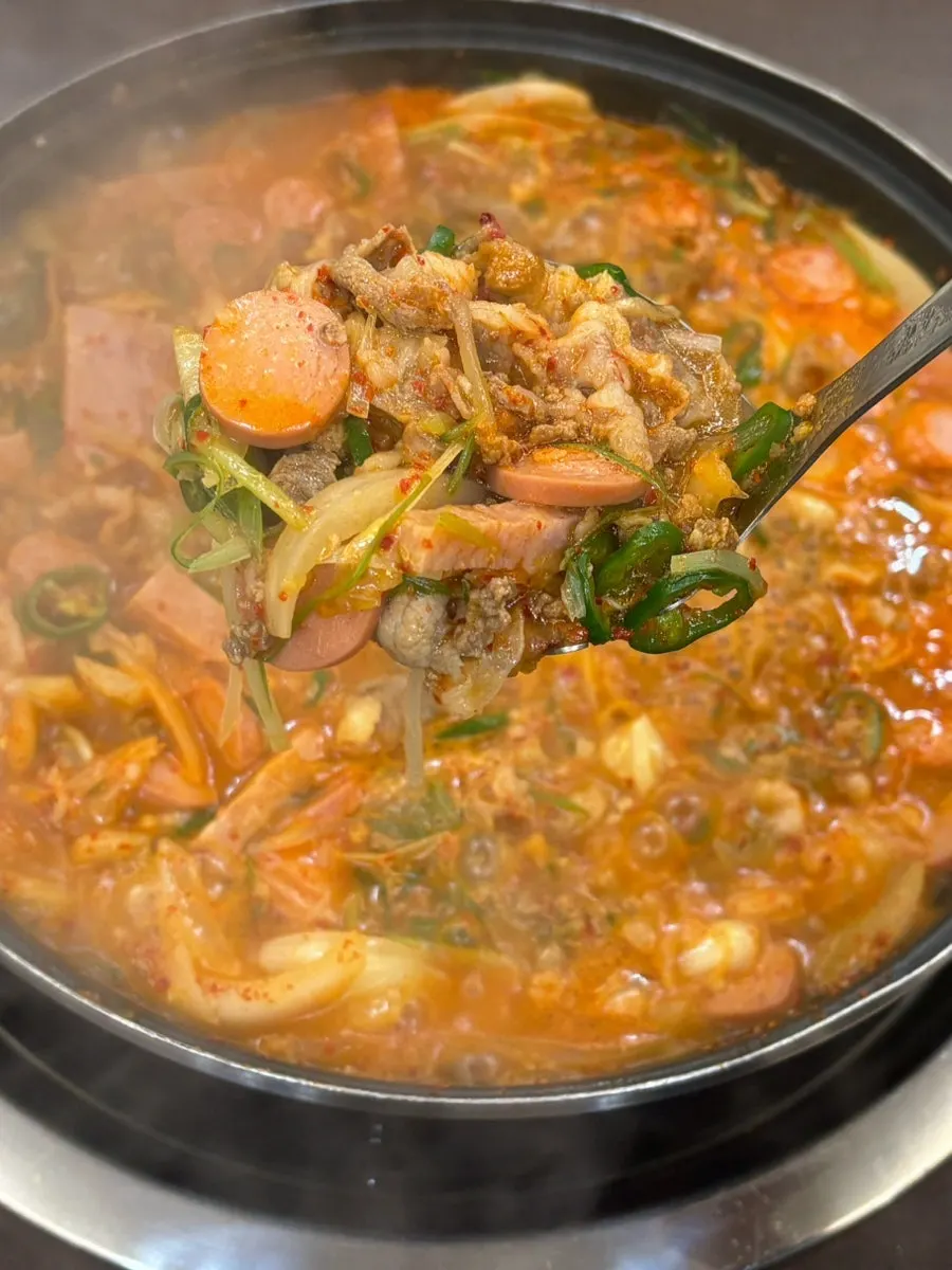 건더기 가득한 청원부대찌개 국자