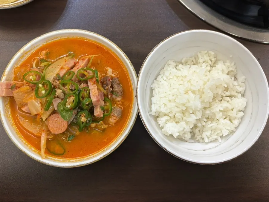 진한 국물의 부대찌개 클로즈업