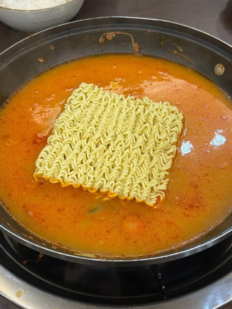 테이블마다 준비된 육수 주전자