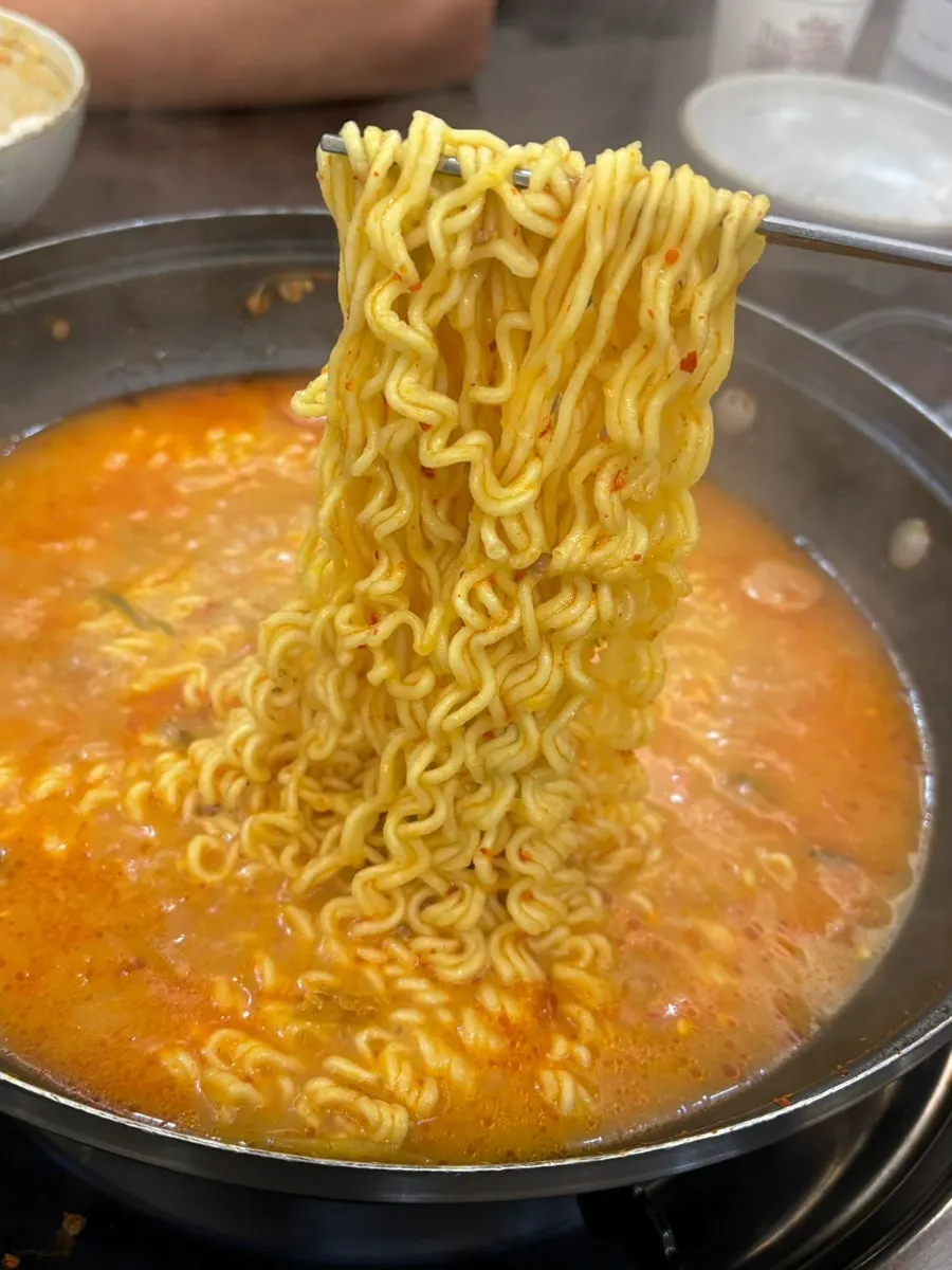 육수 붓고 라면사리 넣어 끓이는 냄비