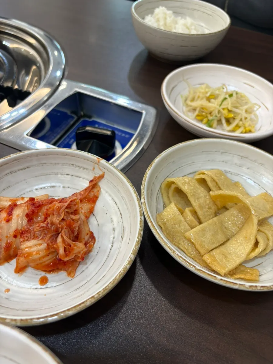 Basic side dishes including kimchi and seasoned bean sprouts