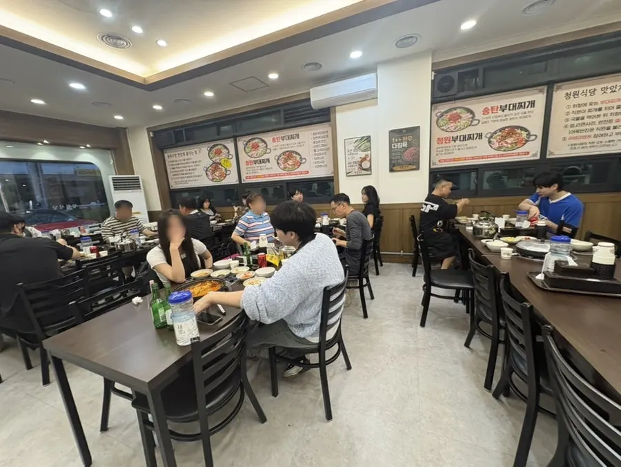 청원식당 매장 내부 테이블 전경