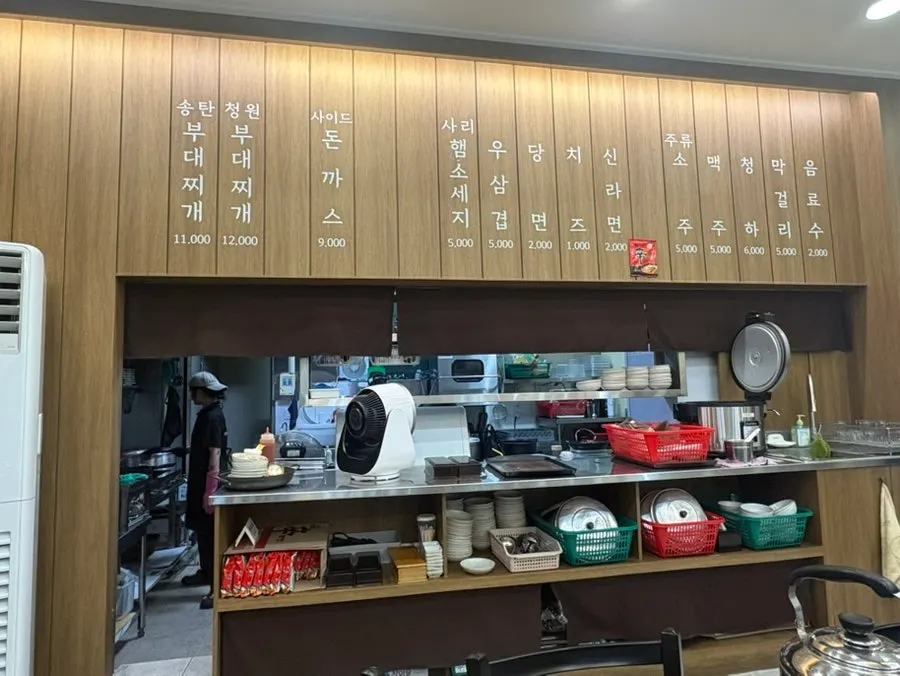 청원식당 내부 좌석 모습