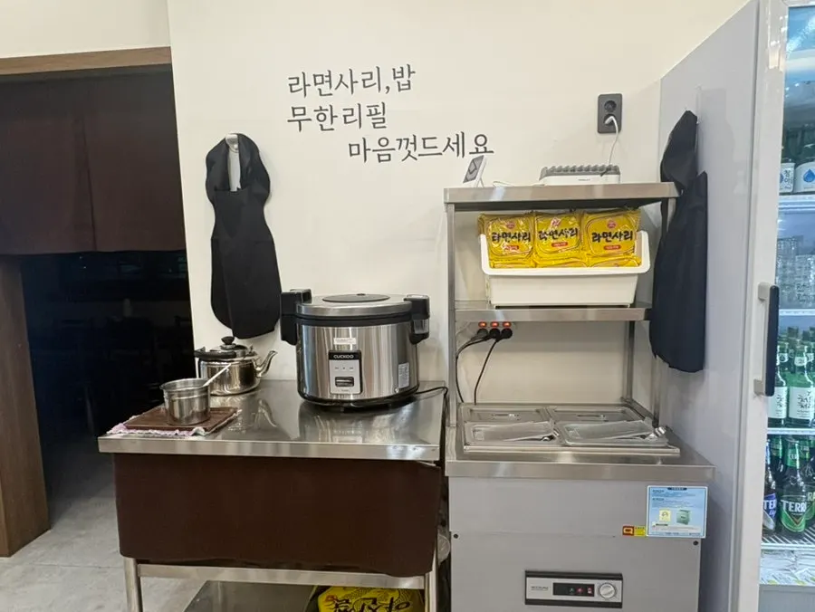 테이블 위에서 끓고 있는 청원식 부대찌개