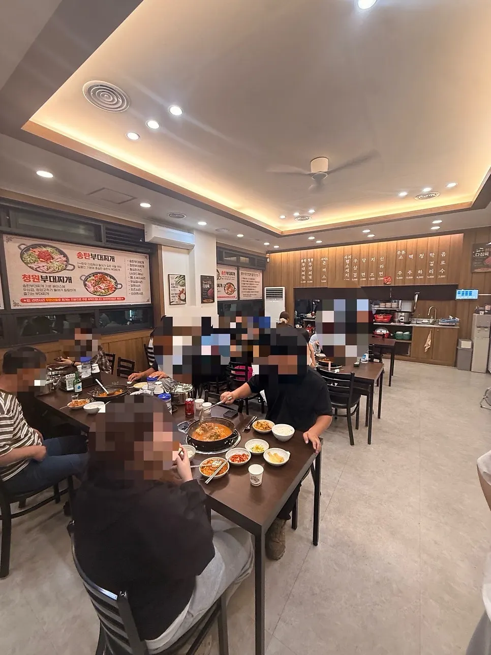 Seating inside Cheongwon Restaurant, Cheonan Dujeong Main Branch