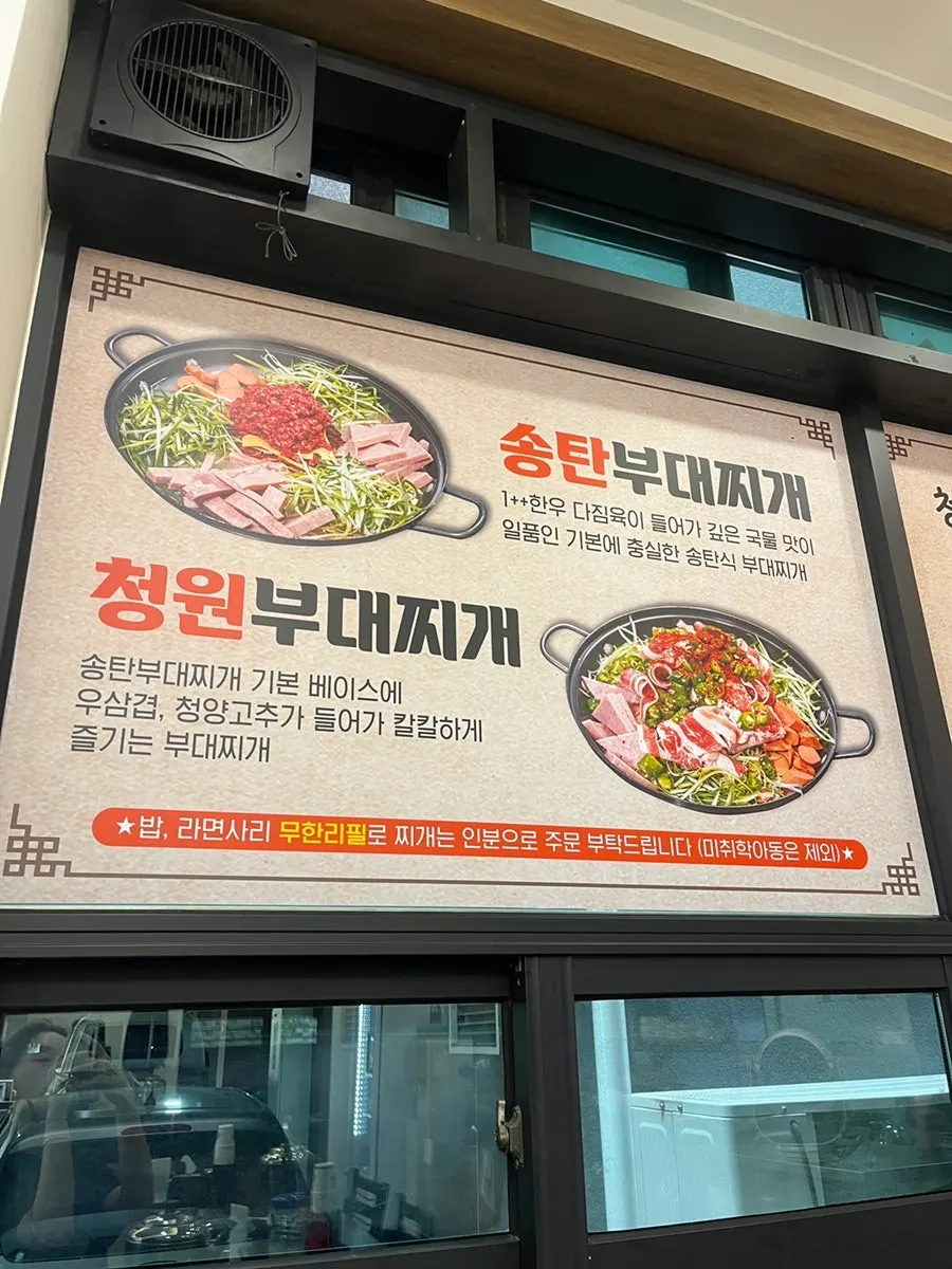 오픈형 주방과 넓은 테이블 좌석 내부