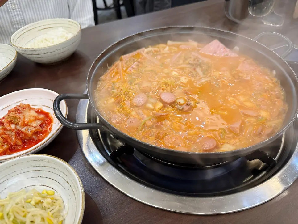 Budae-jjigae broth turning orange as the seasoning dissolves