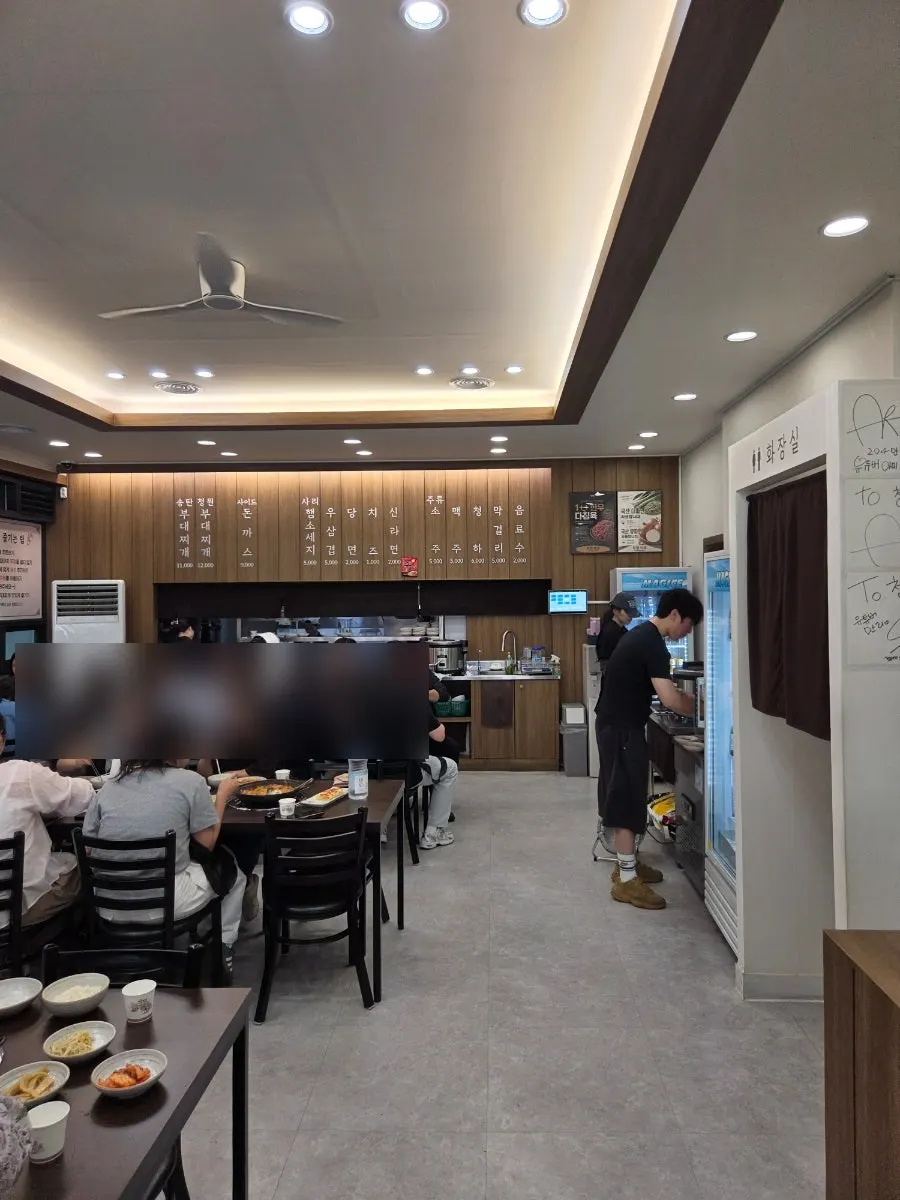 청원식당 천안두정본점 홀 내부 모습