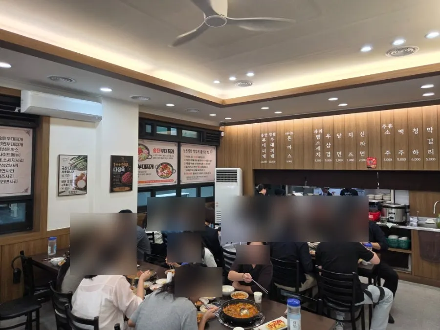 점심시간 만석인 청원식당 테이블