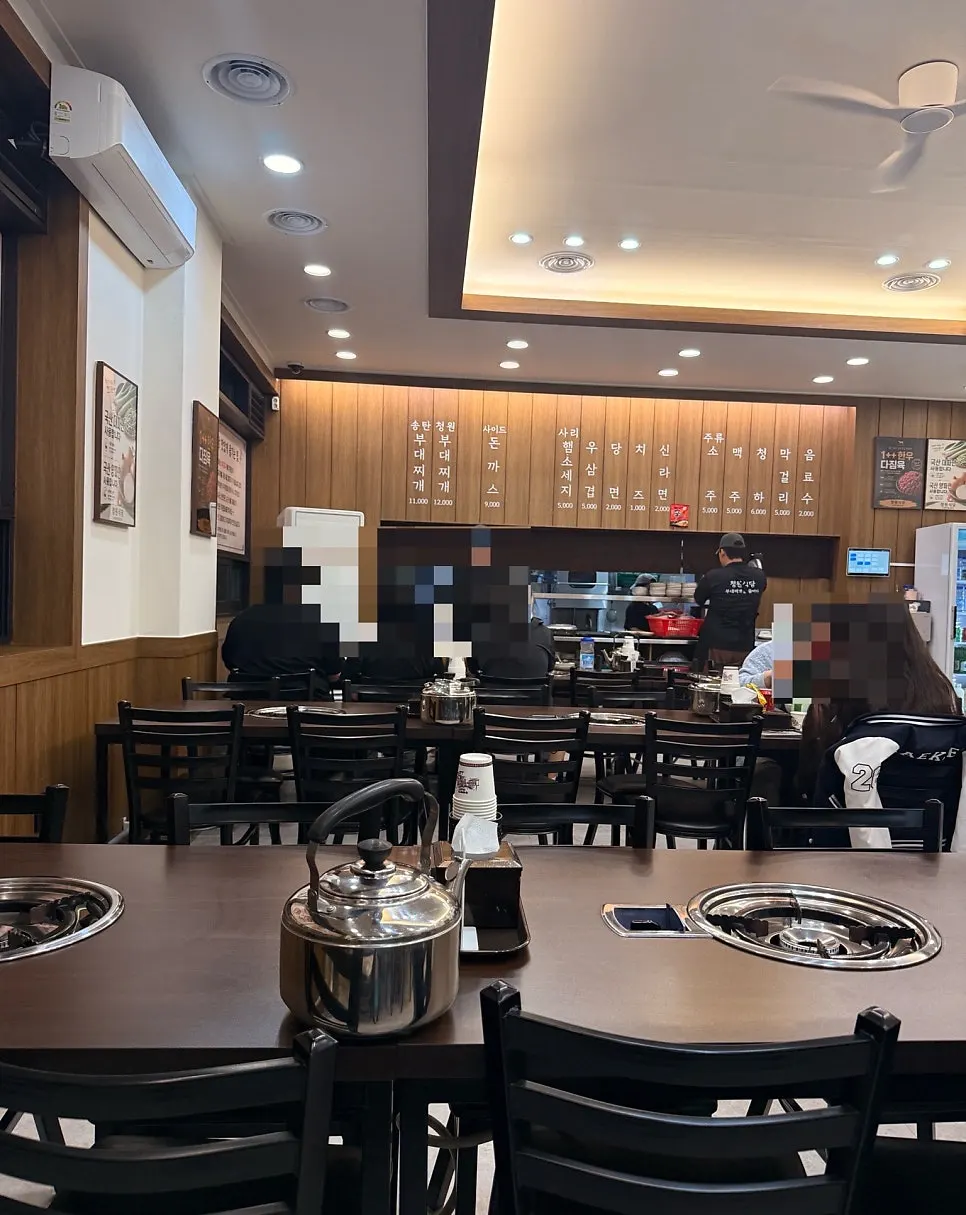 Seating arrangement in the budae-jjigae restaurant hall