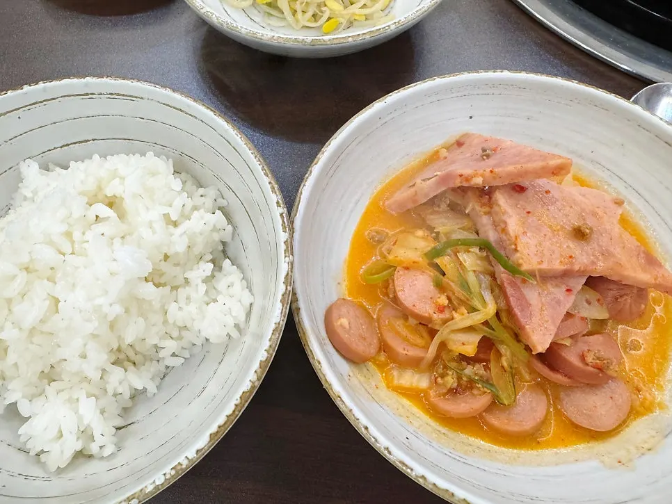 Ham and sausage in the simmering budae-jjigae