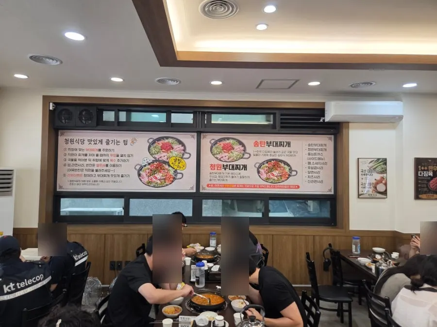 넓은 홀과 좌석이 보이는 매장 내부