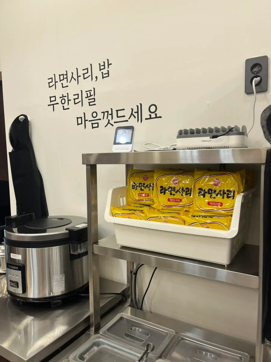 등심돈까스가 적힌 사이드 메뉴판