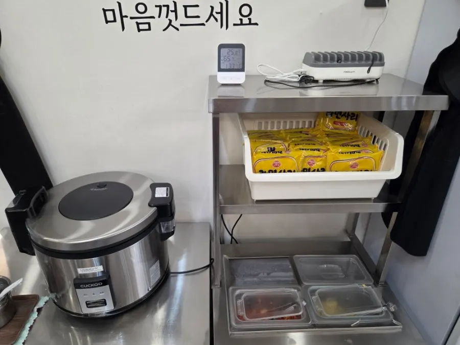 밥과 라면사리가 놓인 셀프 코너