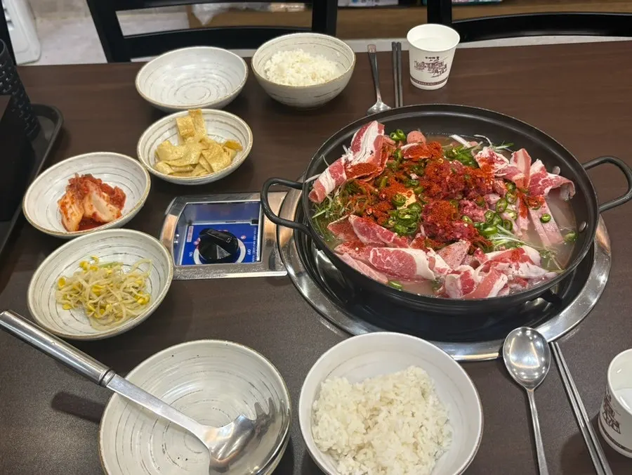 부대찌개와 기본 반찬이 놓인 상차림