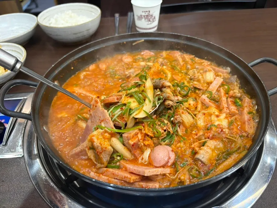 밥과 함께 먹는 부대찌개 한 숟갈