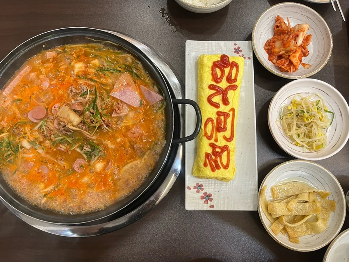 부대찌개와 서비스 계란말이 한 상