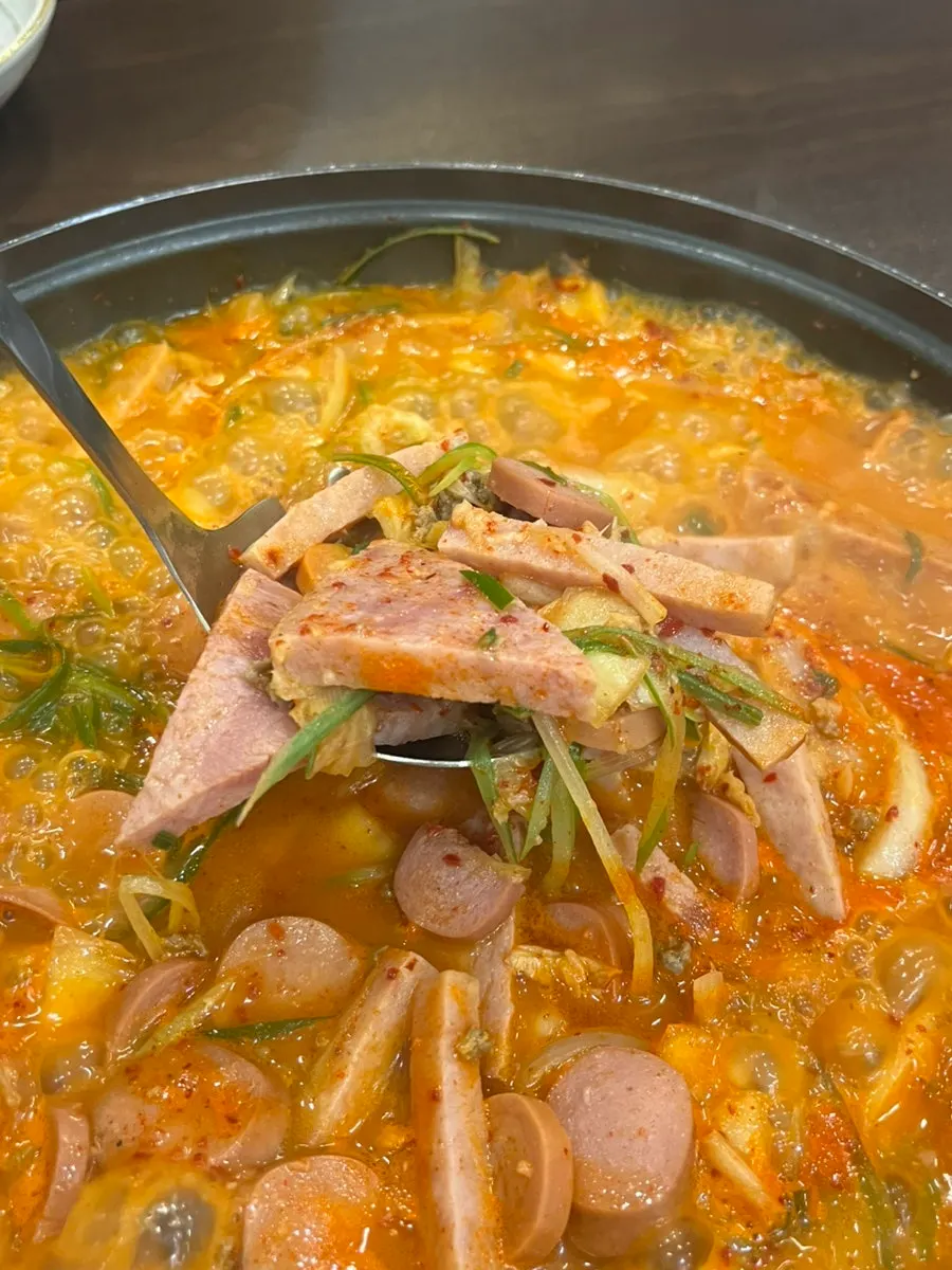 팔팔 끓고 있는 송탄부대찌개