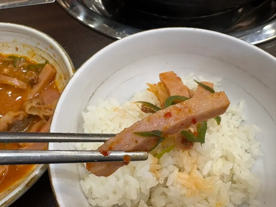 햄사리가 가득한 부대찌개 냄비