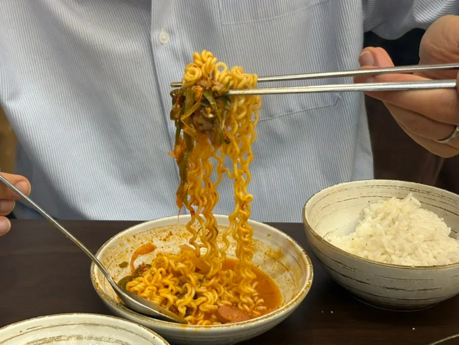 라면사리와 밥을 함께 먹는 장면