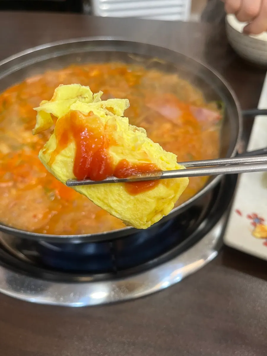 두툼하게 말린 계란말이 접시