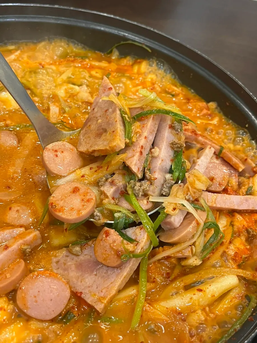 소고기 다짐육이 올라간 부대찌개 국물