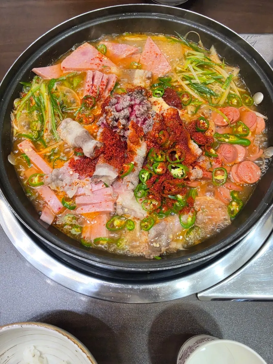 우삼겹과 청양고추가 올라간 청원 부대찌개 2인분