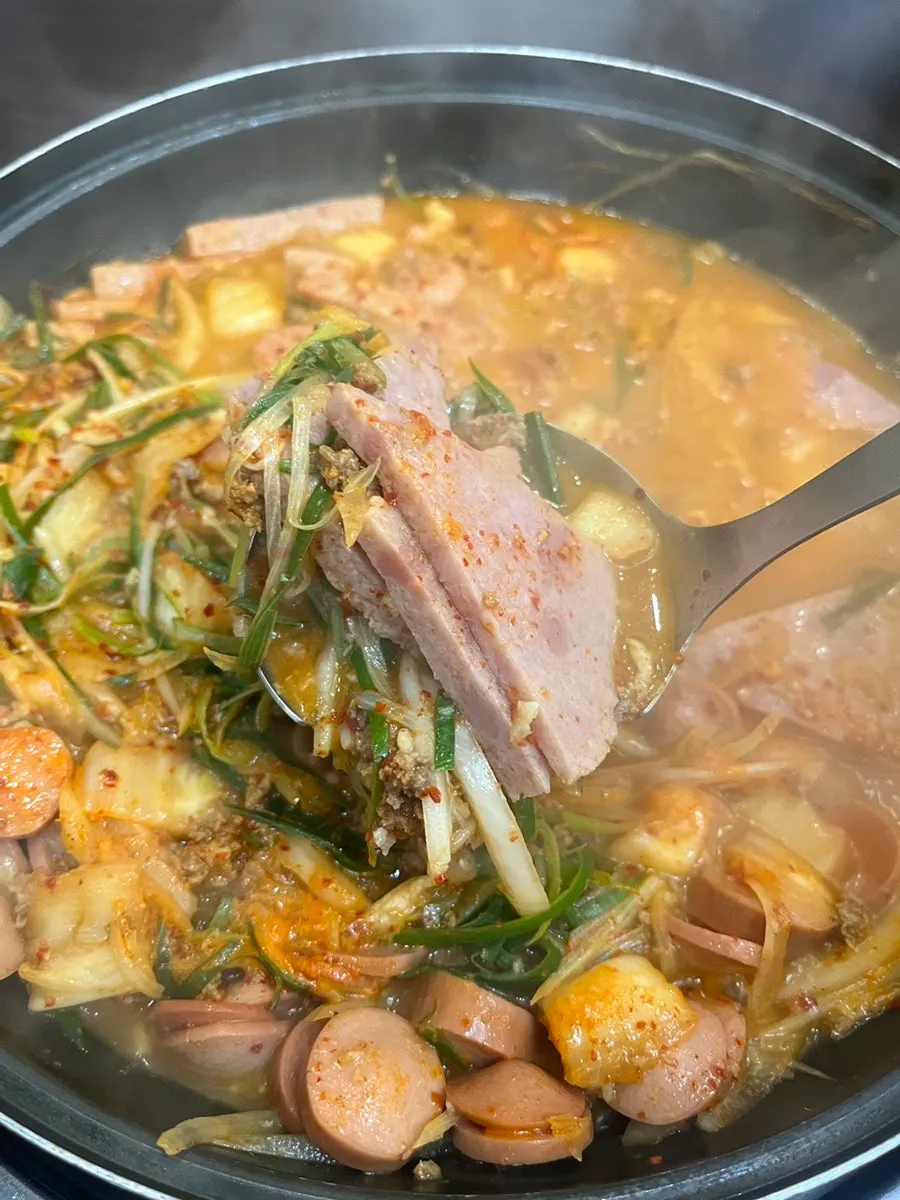 끓고 있는 송탄부대찌개 국물