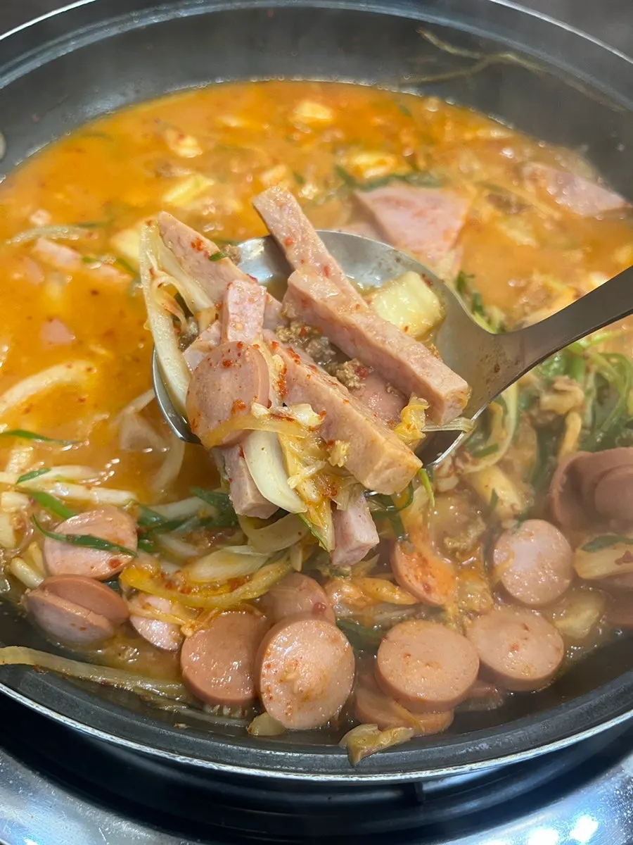 부대찌개 속 다양한 햄과 소세지