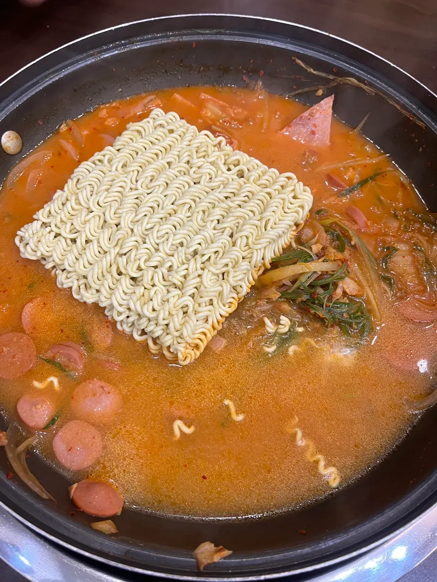 국물 떠올린 부대찌개 한 국자