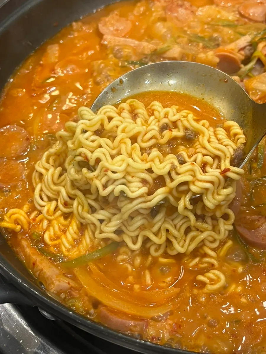 자작하게 끓인 부대찌개 라면사리