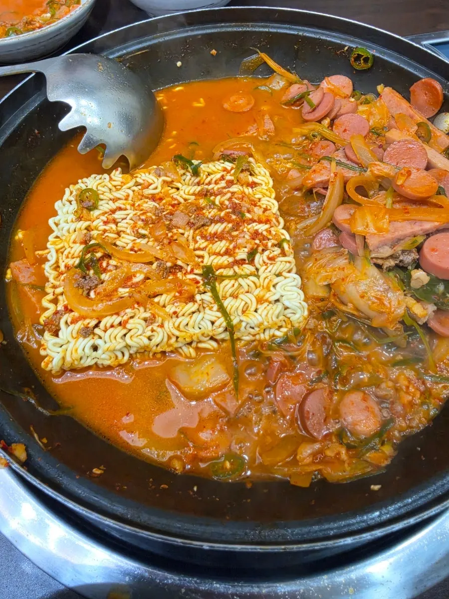 부대찌개에 라면사리를 넣은 모습