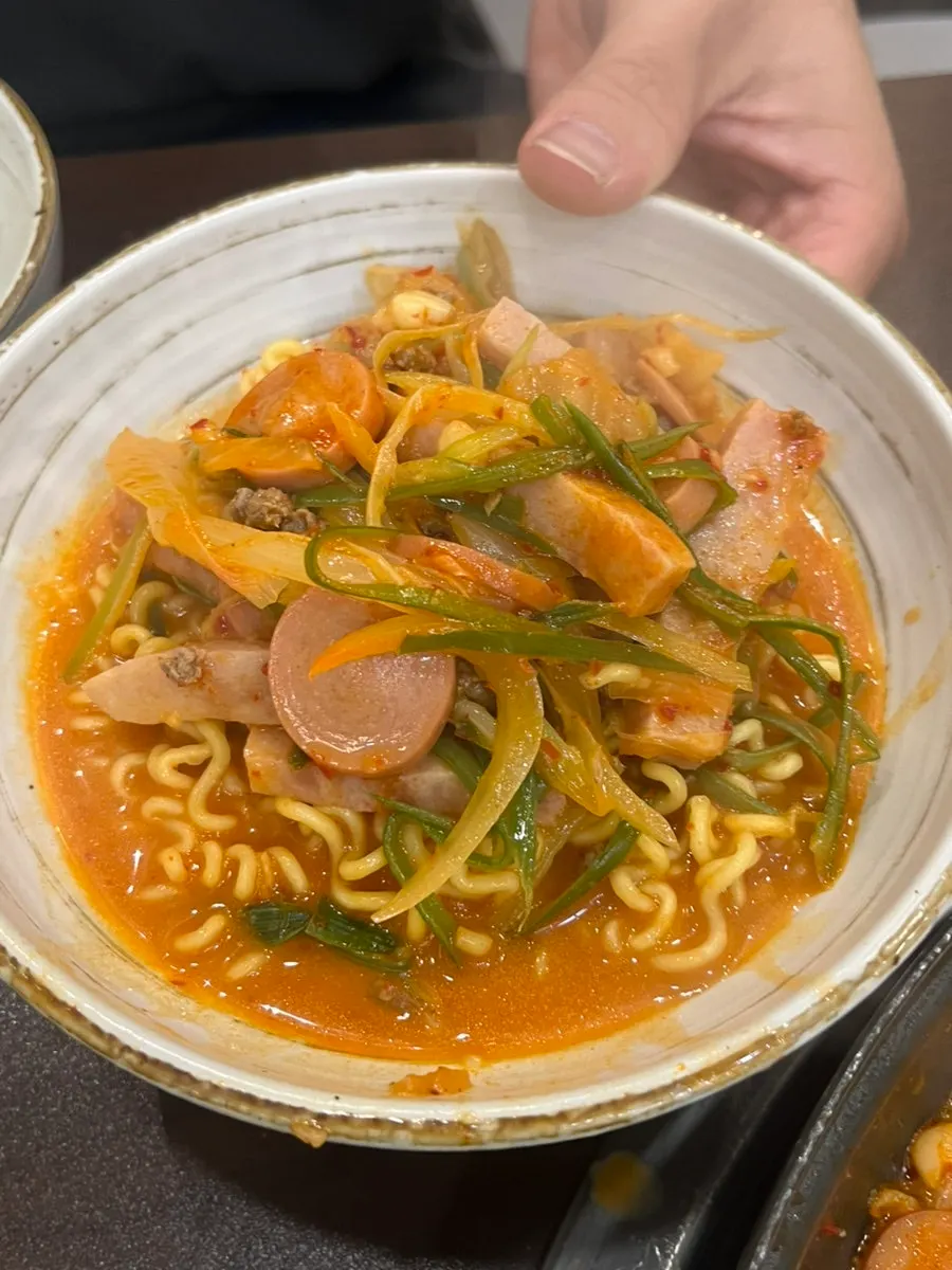 꼬들하게 익은 라면사리 건져올린 모습