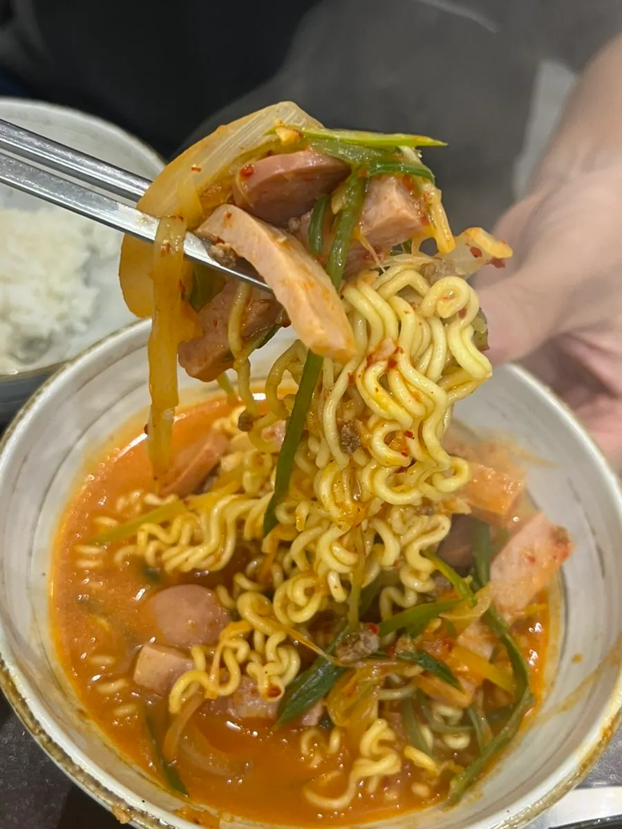 두 번째로 넣은 라면사리와 남은 국물