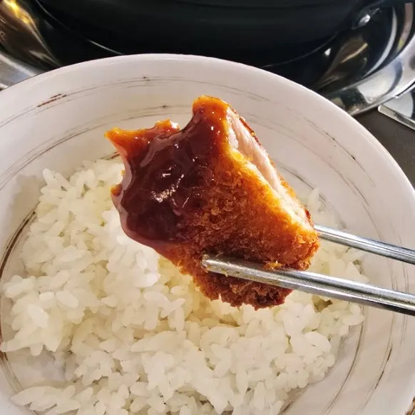 Pork cutlet cut into bite-size pieces with dipping sauce